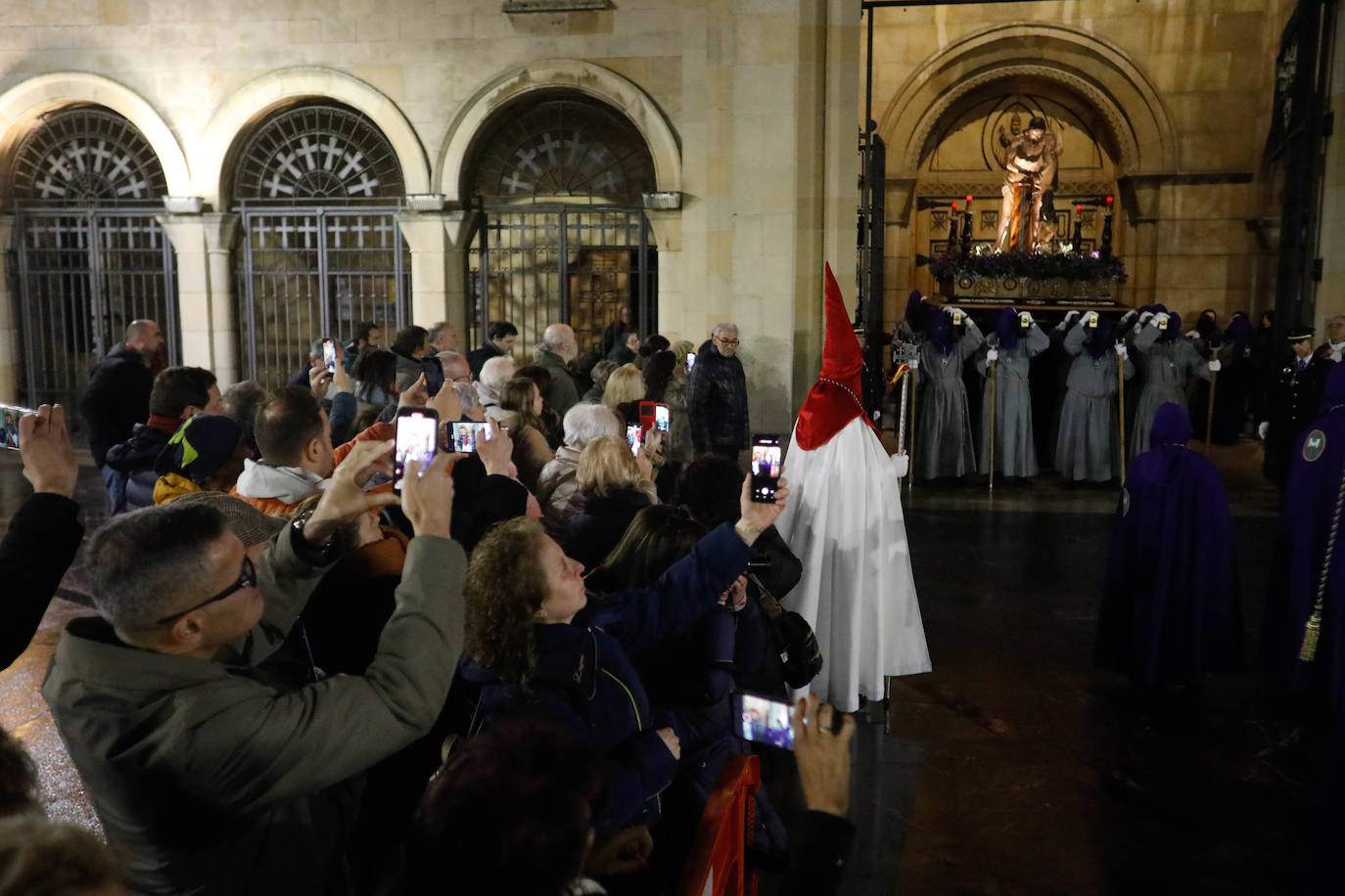 La procesión del Silencio de Gijón evita la lluvia