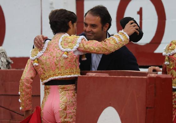 Carlos Zúñiga saluda al novillero Manuel Román después de que este brindara uno de sus toros al empresario en la pasada Feria de Begoña.