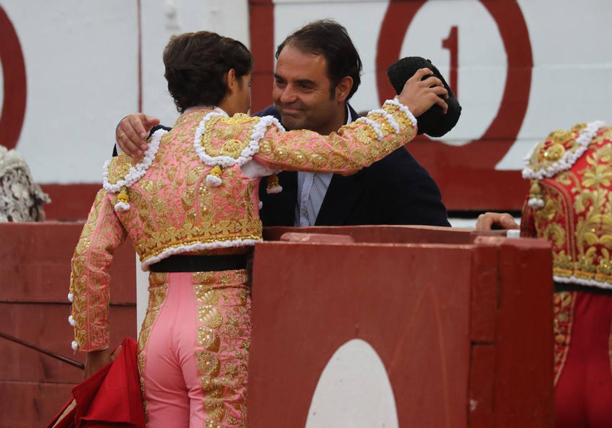 Carlos Zúñiga saluda al novillero Manuel Román después de que este brindara uno de sus toros al empresario en la pasada Feria de Begoña.