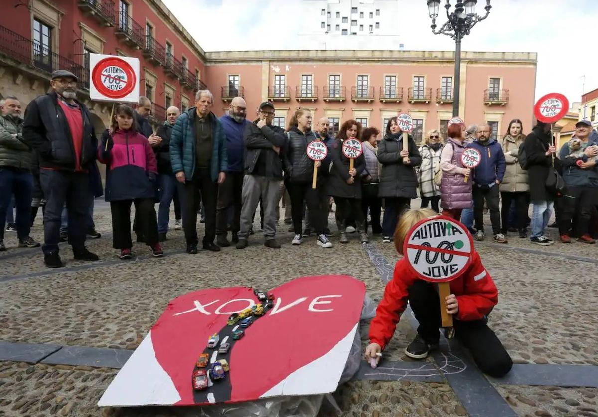 Un nutrido grupo de vecinos se concentró en la plaza Mayor en apoyo a los representantes vecinales que se reunieron con el equipo de gobierno, con la alcaldesa a la cabeza.