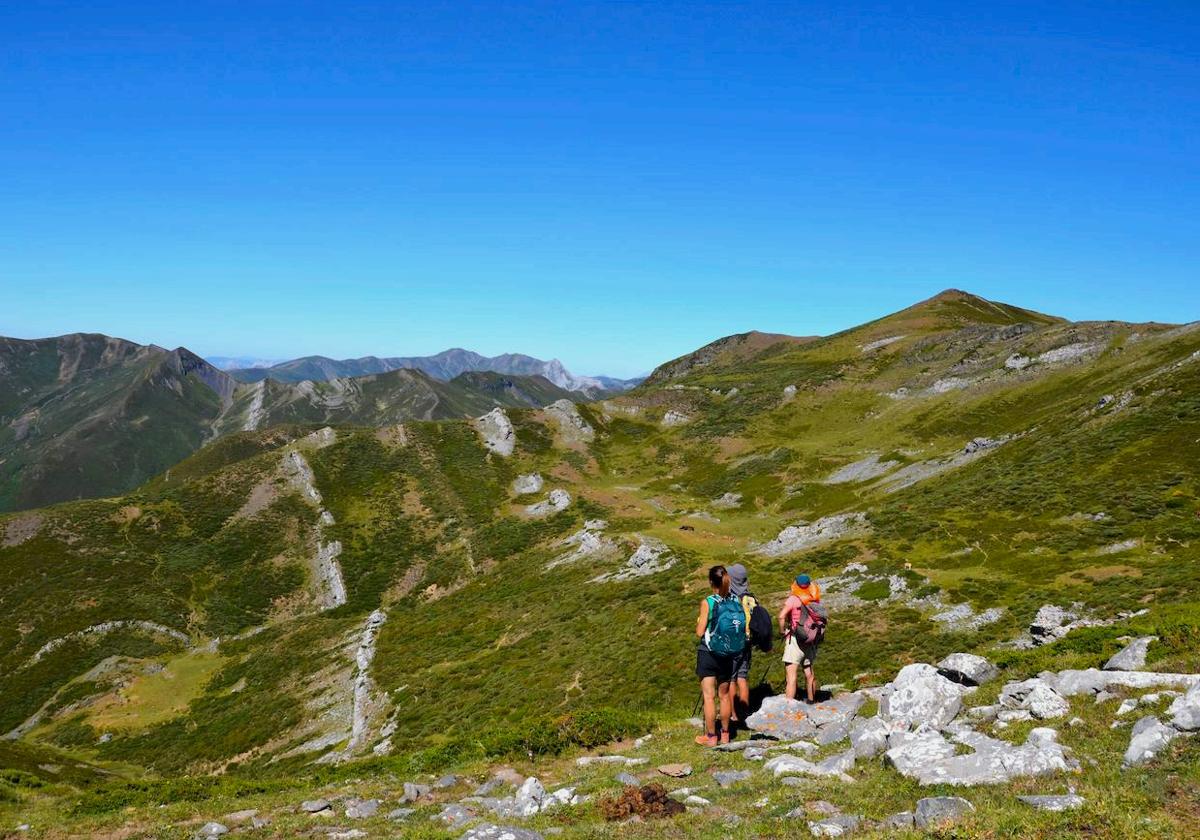 En Asturias son muchas las rutas de montaña que pueden hacerse fuera de los circuitos más turísticos. Las tres que se recogen en este articulo son sólo un pequeño ejemplo