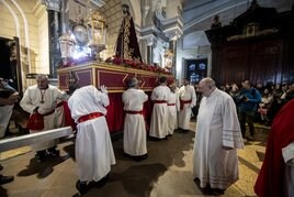 El párroco Javier Suárez, en primer término, junto a los cofrades y la imagen, en el interior de la basílica de San Juan el Real.