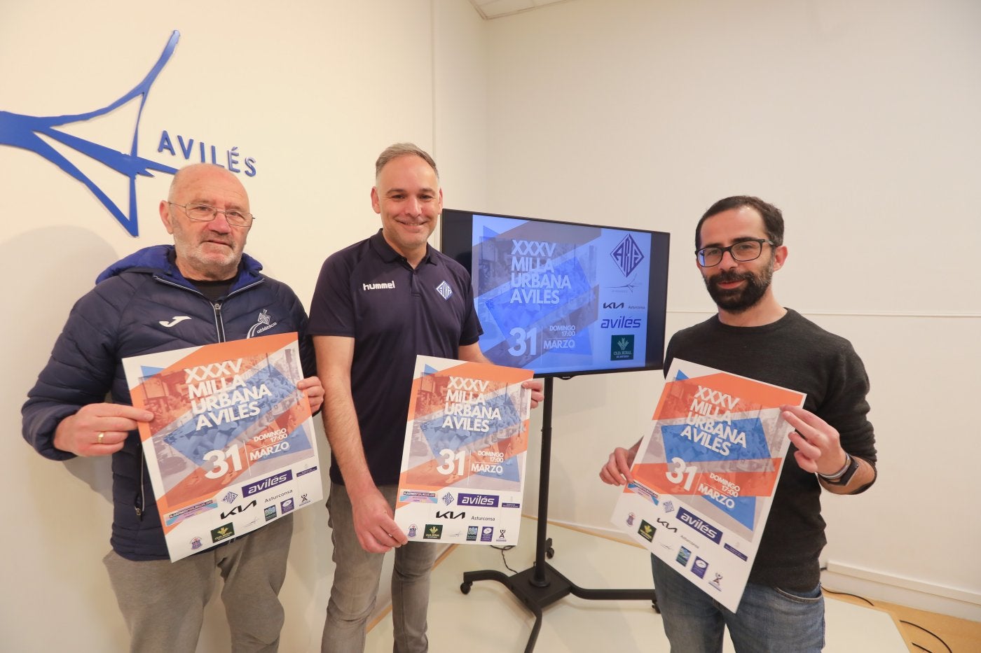 Carlos Alonso, director técnico de la Milla, Gerardo González y el concejal de Deportes, David García.