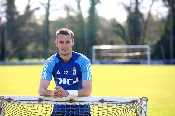 El futbolista azul Dubasin, apoyado sobre una pequeña portería, en las instalaciones de El Requexón, al término de una sesión de entrenamiento esta semana.