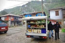 Un autoventa, en un pueblo de Ponga que ahora tendrá autotaxi.
