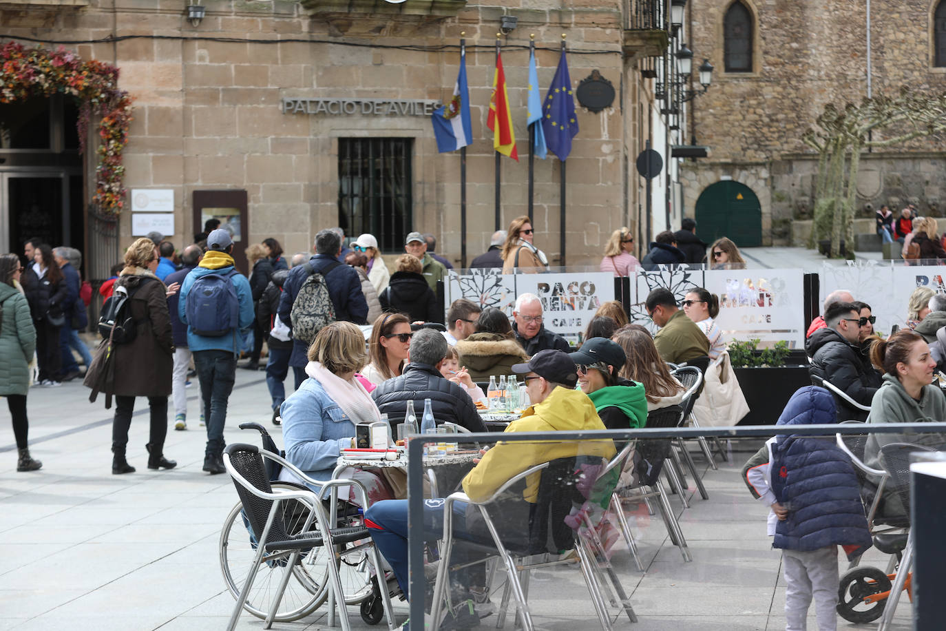 Asturias se echa a las calles pese al mal tiempo