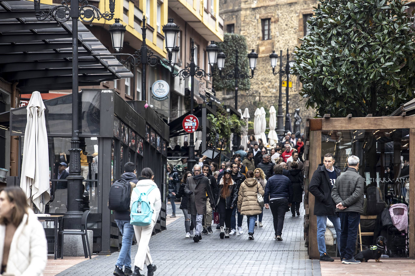 Asturias se echa a las calles pese al mal tiempo