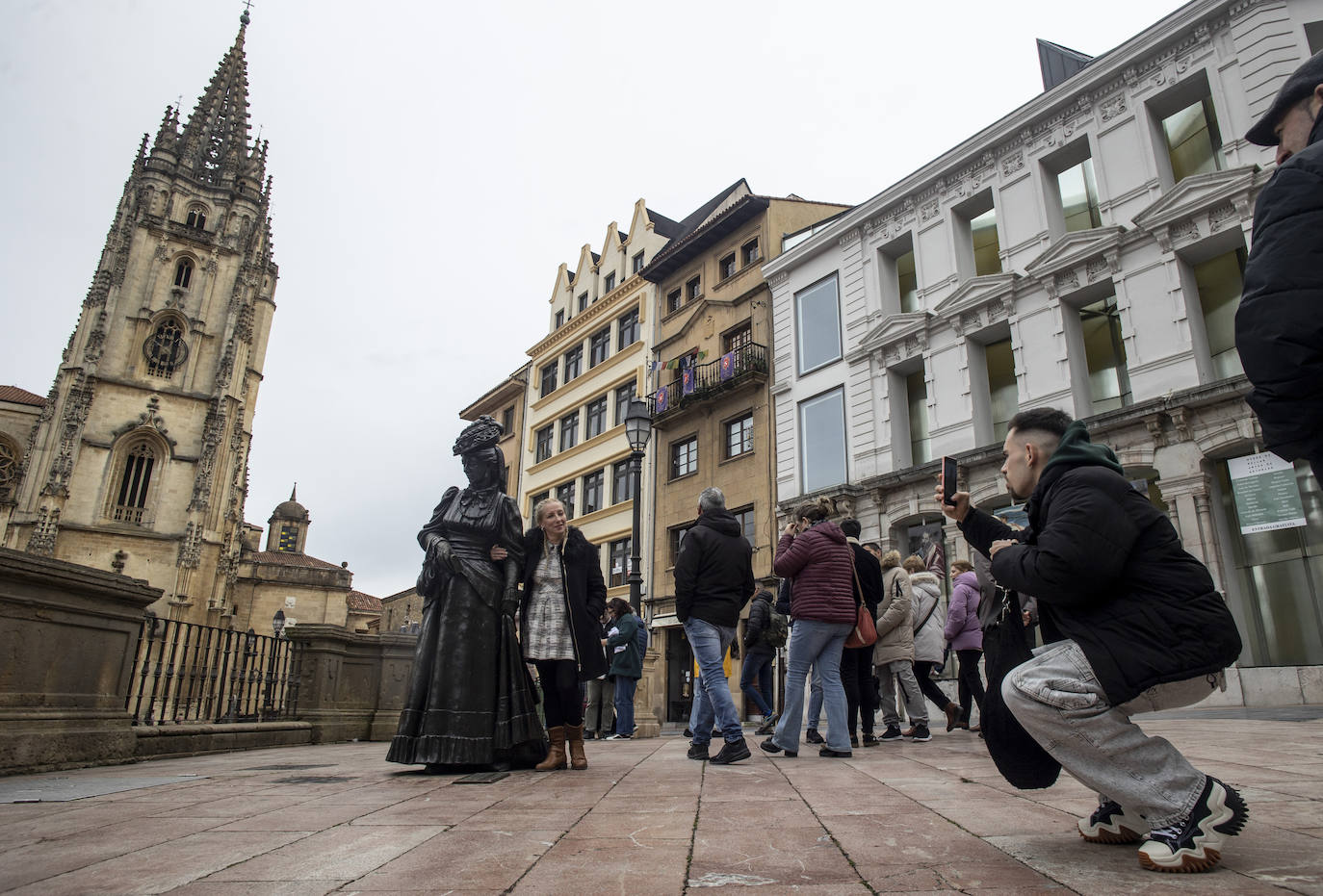 Asturias se echa a las calles pese al mal tiempo