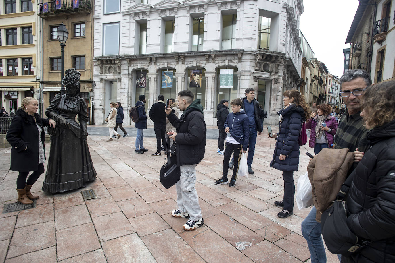 Asturias se echa a las calles pese al mal tiempo