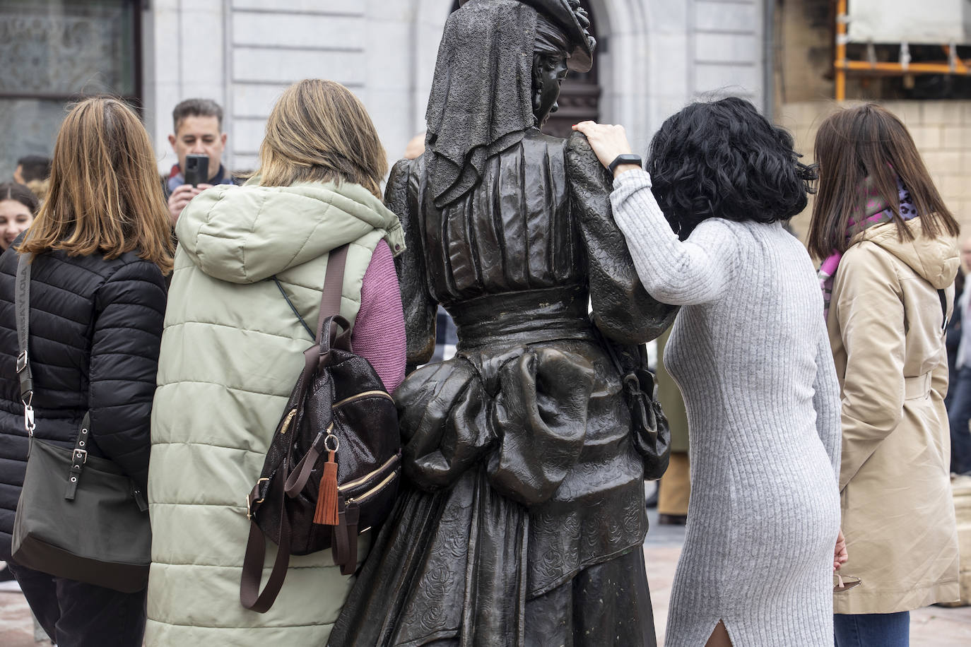 Asturias se echa a las calles pese al mal tiempo