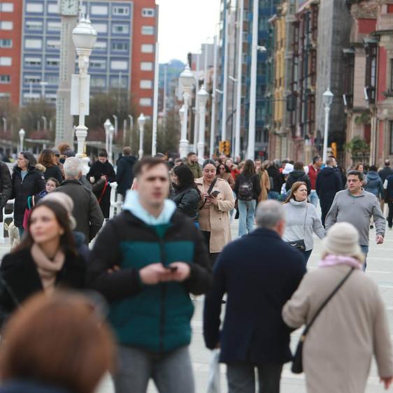 Asturias se echa a las calles pese al mal tiempo