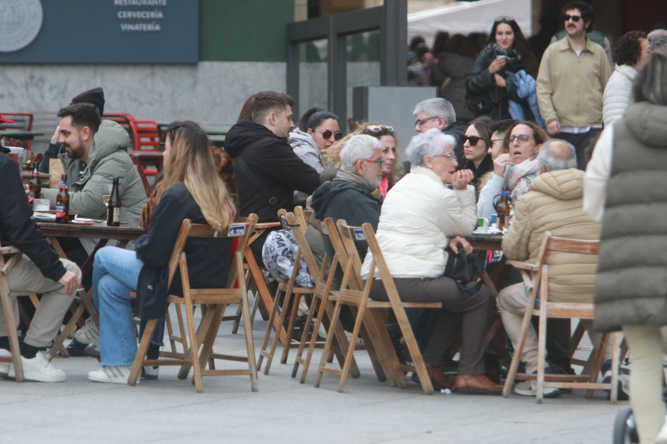 Asturias se echa a las calles pese al mal tiempo