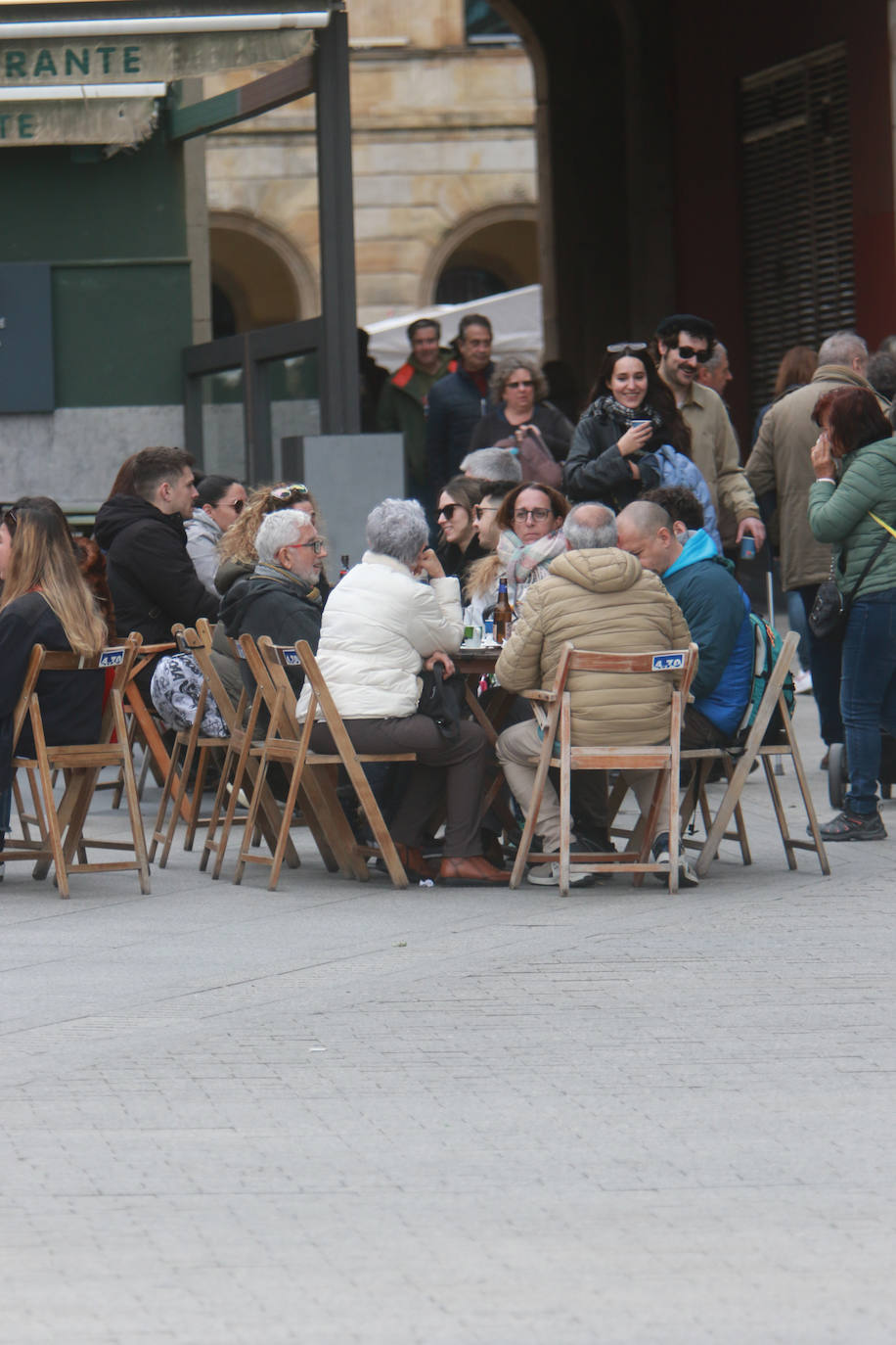 Asturias se echa a las calles pese al mal tiempo