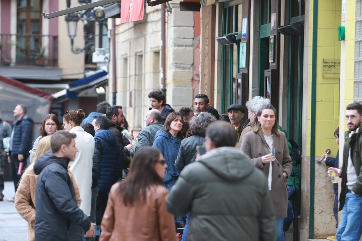 Asturias se echa a las calles pese al mal tiempo