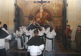 El mal tiempo obliga a suspender la procesión del Cristo de la Misericordia en Gijón