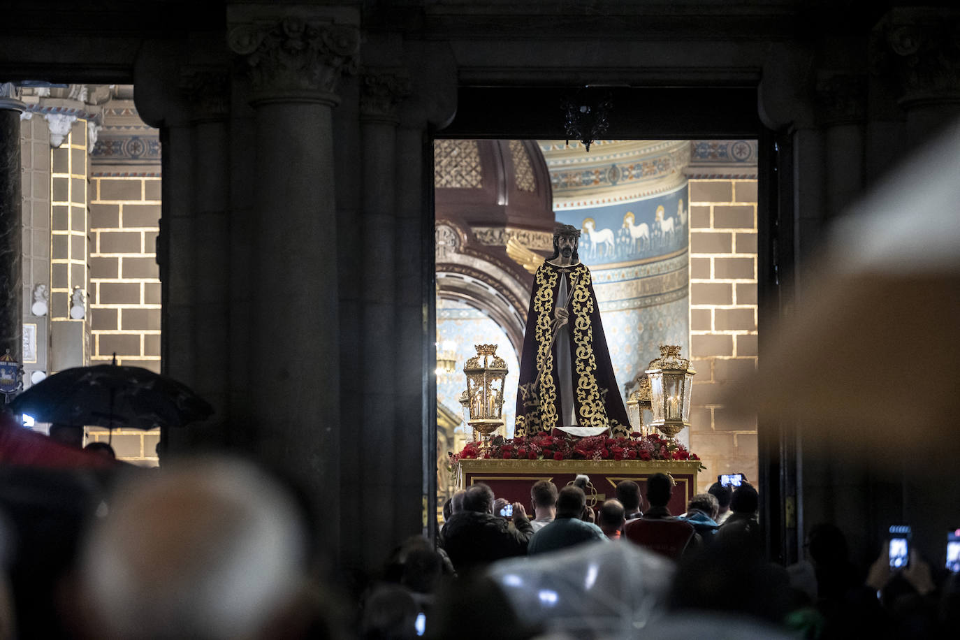 Jesús Cautivo procesiona dentro de la basílica de San Juan