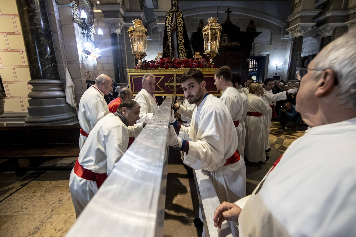 Jesús Cautivo procesiona dentro de la basílica de San Juan