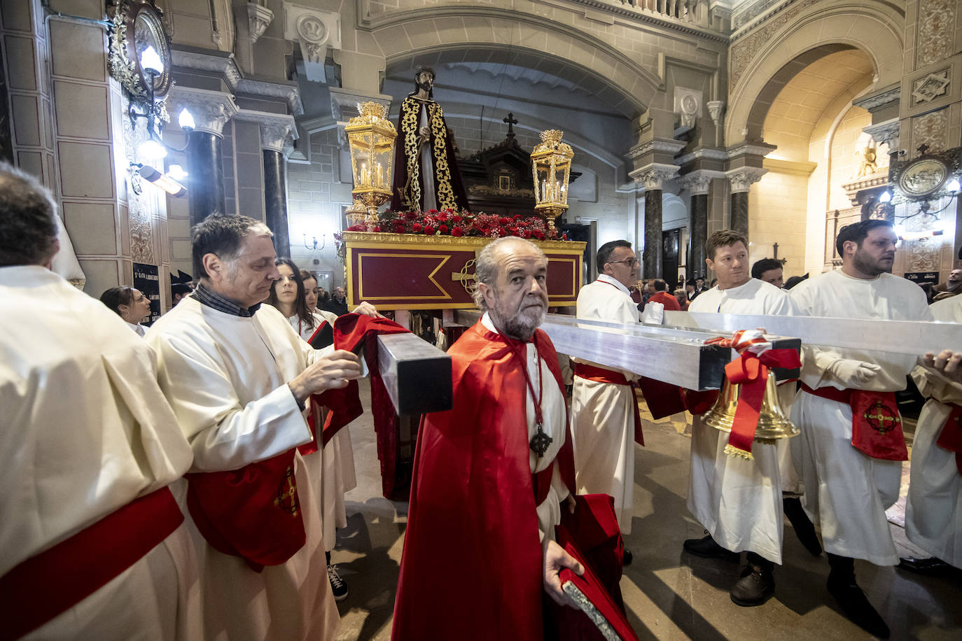 Jesús Cautivo procesiona dentro de la basílica de San Juan