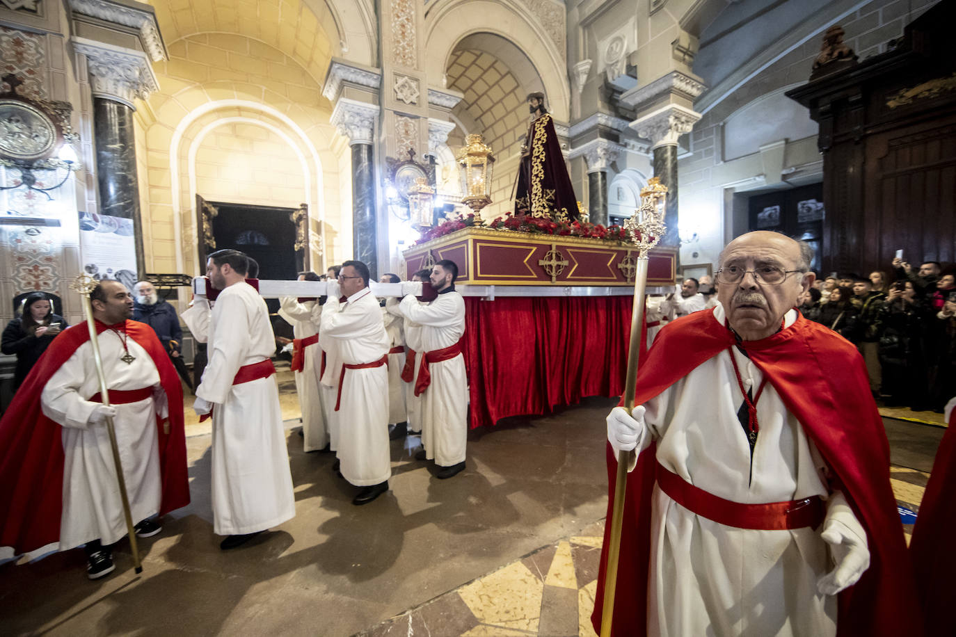 Jesús Cautivo procesiona dentro de la basílica de San Juan