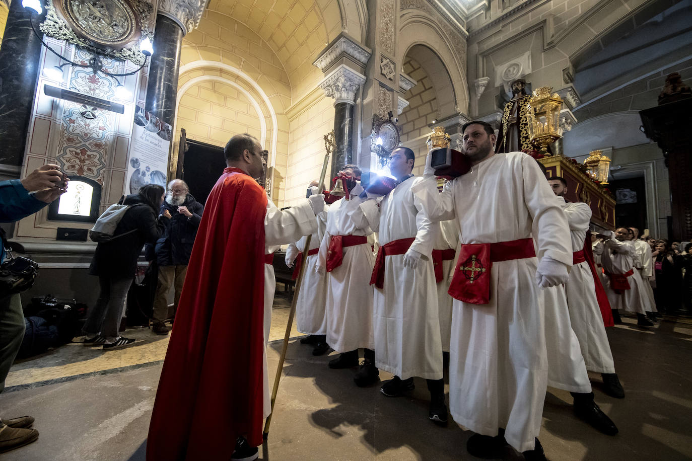 Jesús Cautivo procesiona dentro de la basílica de San Juan