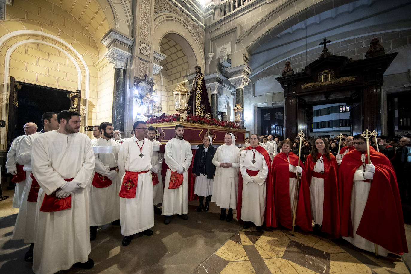 Jesús Cautivo procesiona dentro de la basílica de San Juan