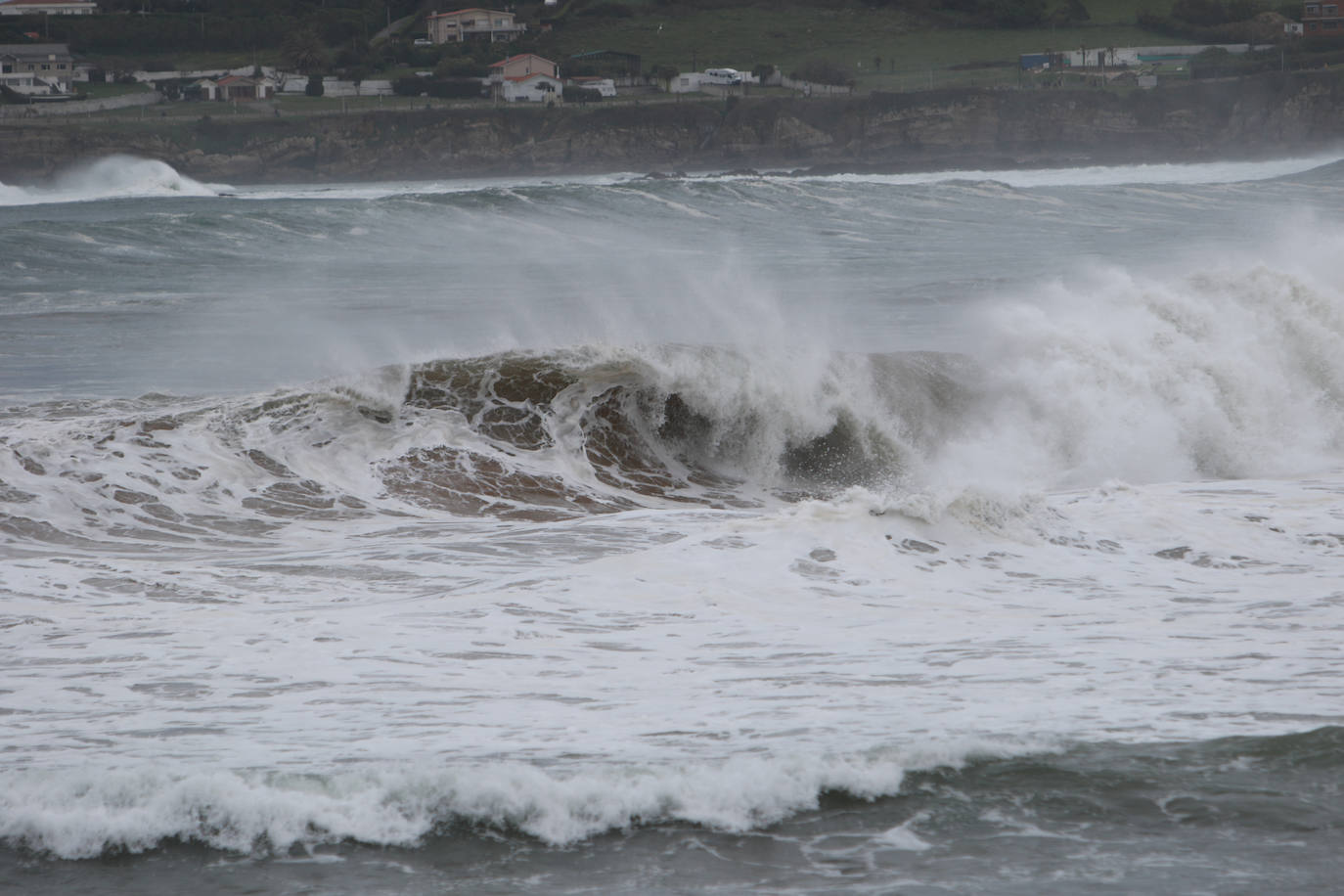 El fuerte oleaje en Asturias acaba con la vida de dos personas