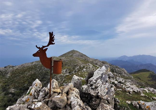 Cumbre del Mirueñu, mirando hacia el picu Pienzu, en la sierra del Sueve