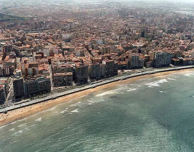 El Gobierno plantea poder expropiar pisos y hoteles en primera línea de playa