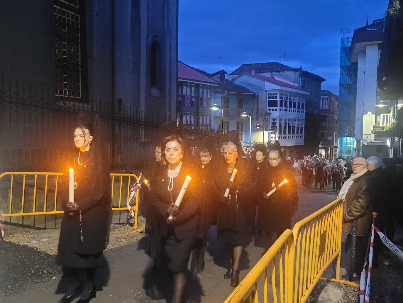 La lluvia da una tregua a la procesión de las Siete Palabras de Grado