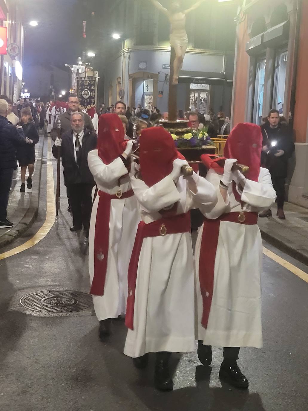 La lluvia da una tregua a la procesión de las Siete Palabras de Grado