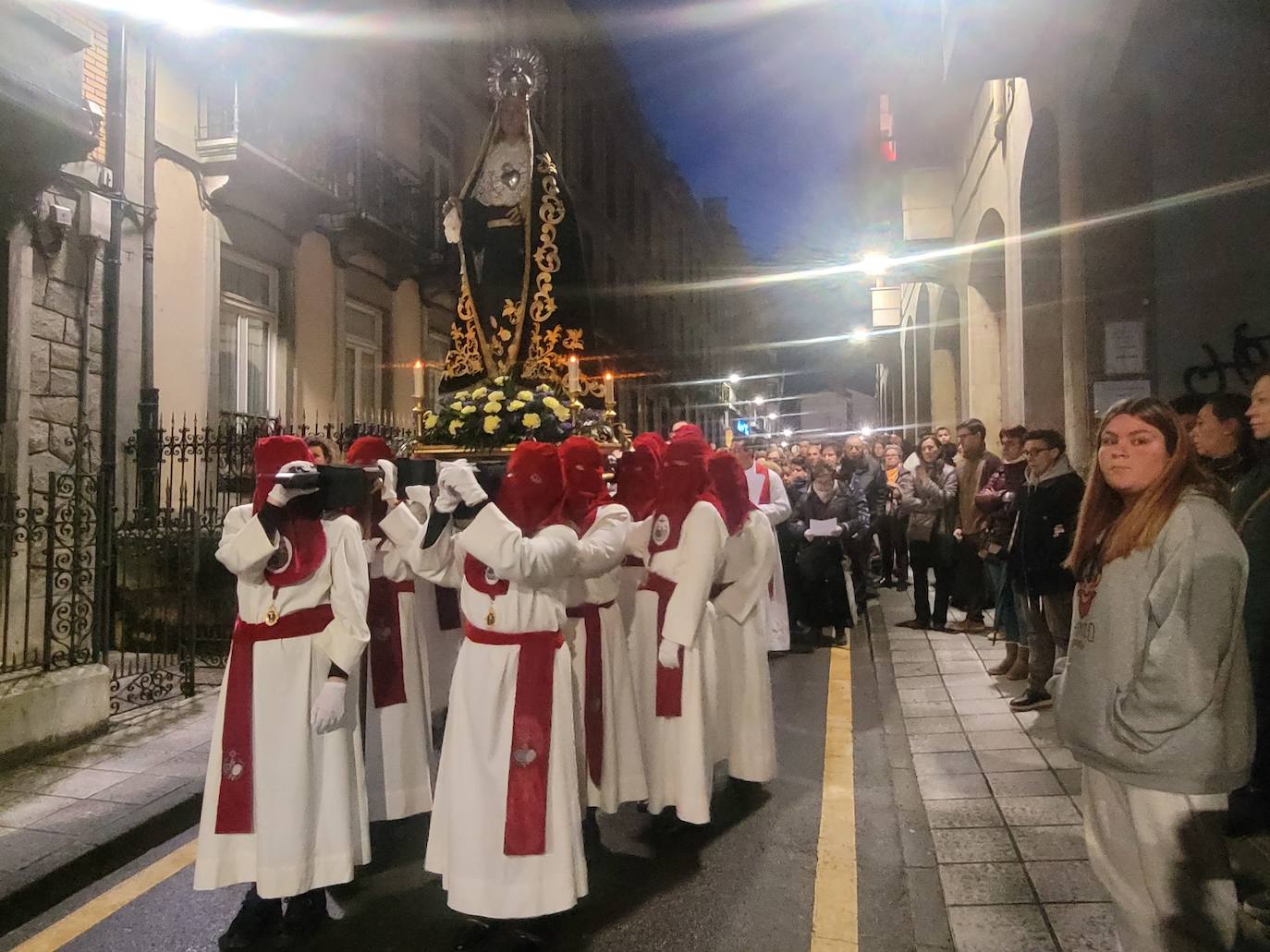 La lluvia da una tregua a la procesión de las Siete Palabras de Grado