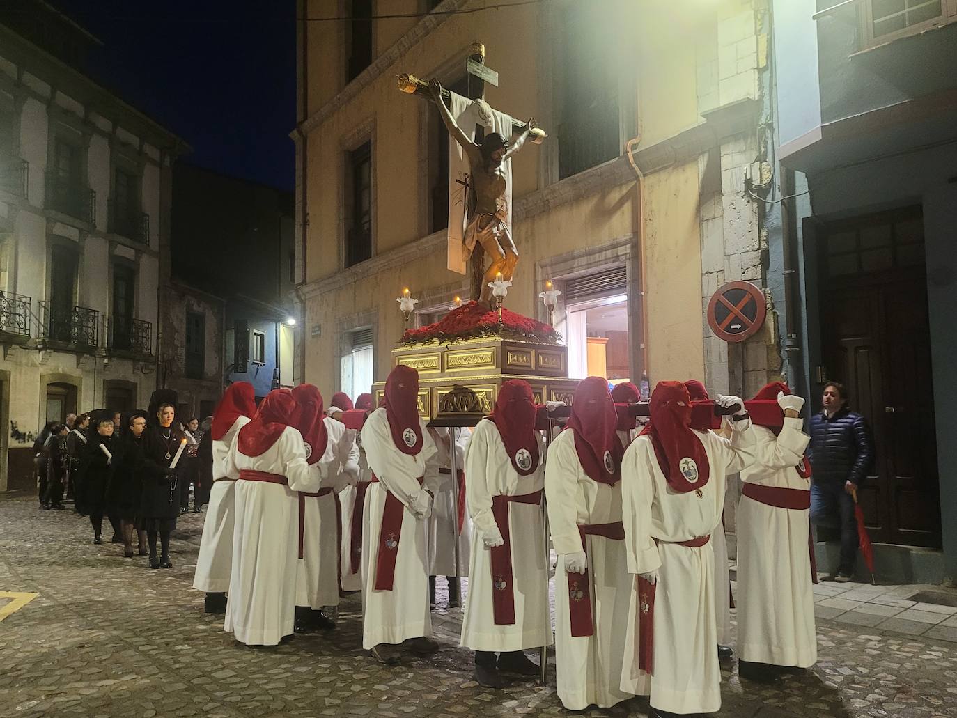 La lluvia da una tregua a la procesión de las Siete Palabras de Grado