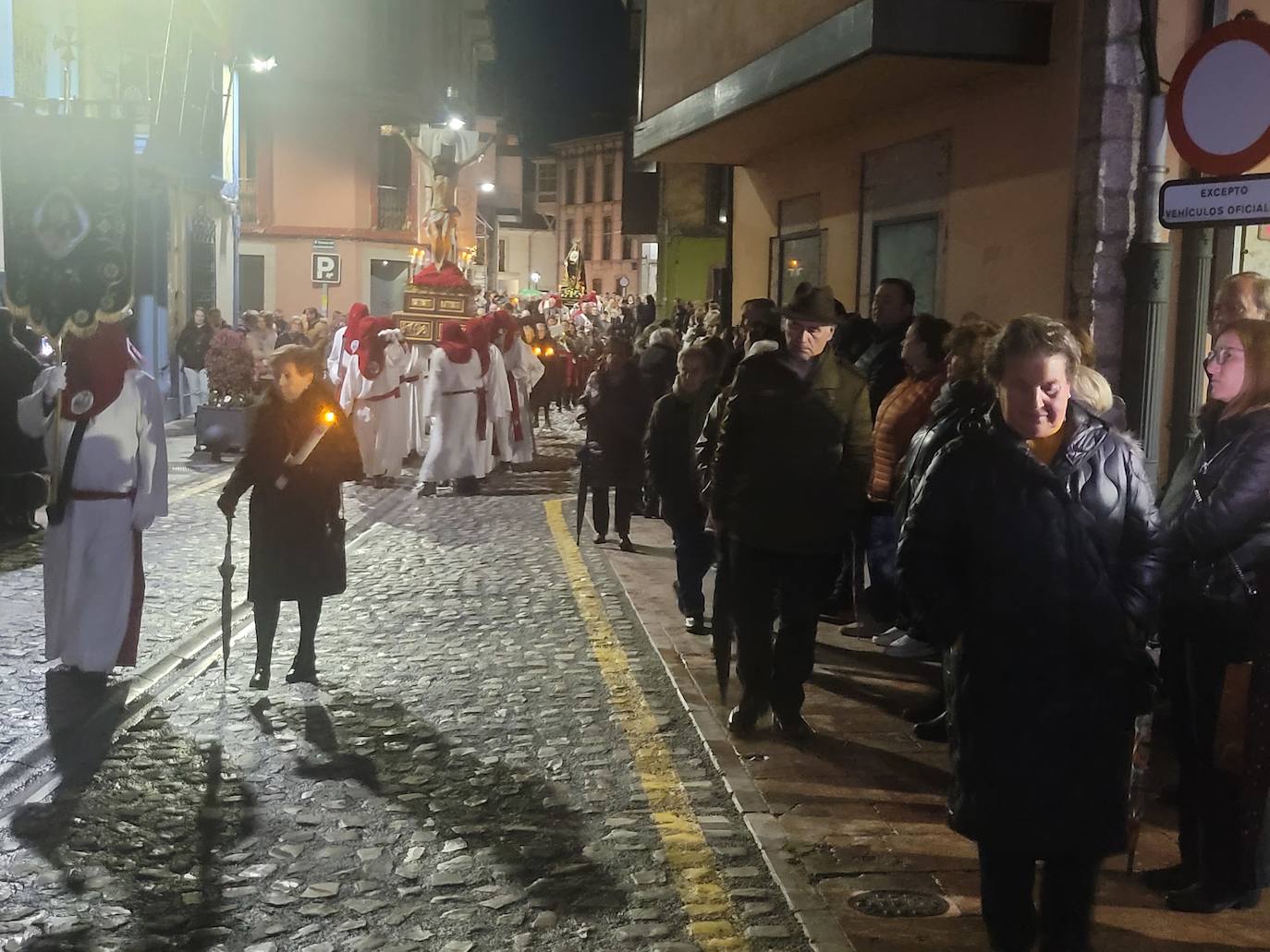 La lluvia da una tregua a la procesión de las Siete Palabras de Grado