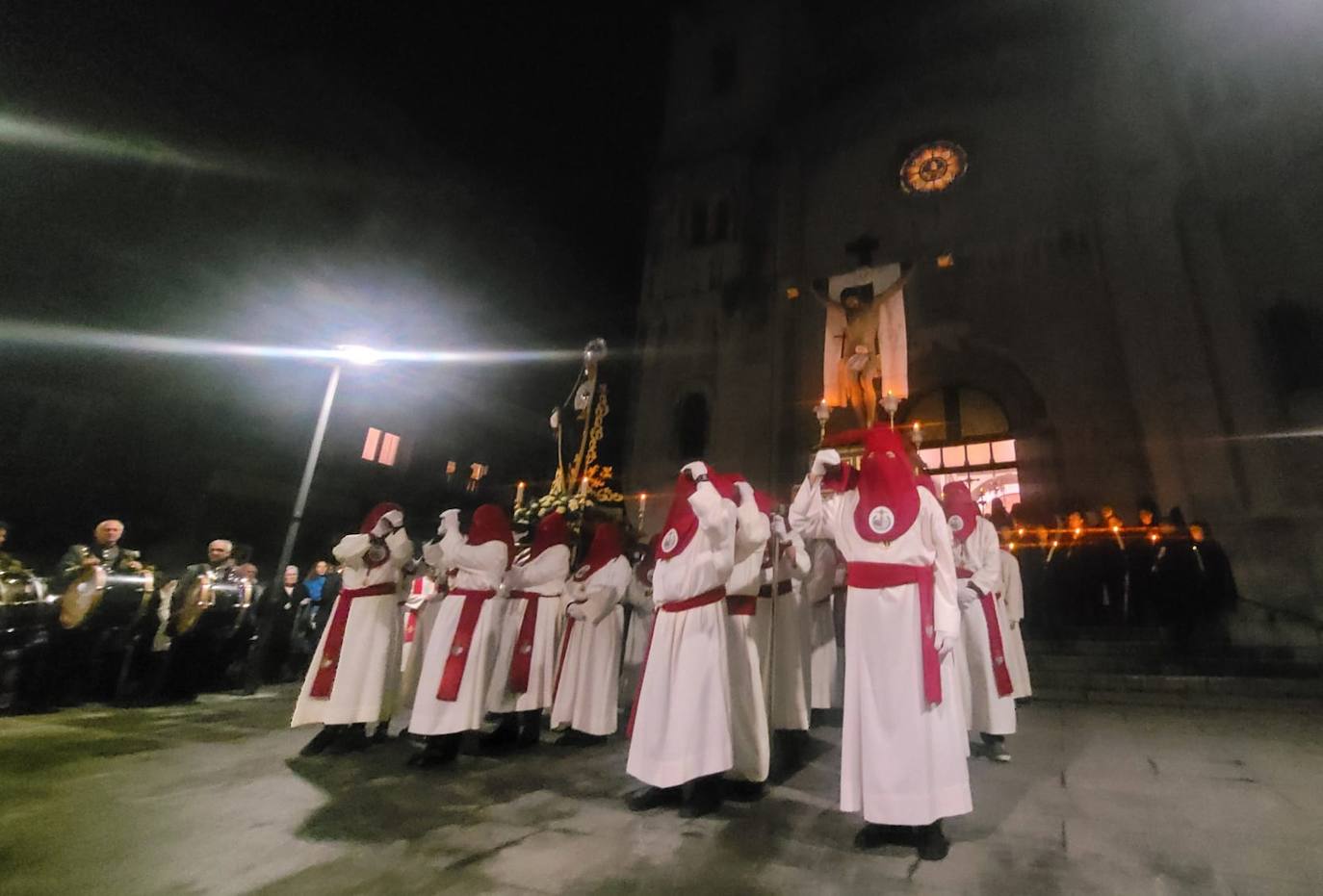 La lluvia da una tregua a la procesión de las Siete Palabras de Grado