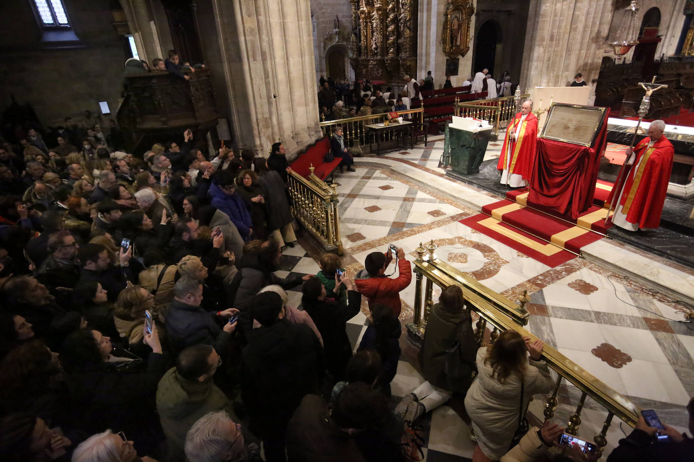 El Santo Sudario se exhibe en la Catedral