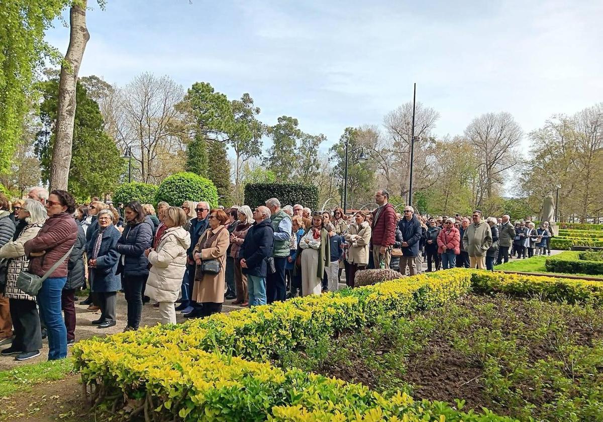 Imagen principal - Sanz Montes preside el Vía Crucis en el parque de Isabel La Católica