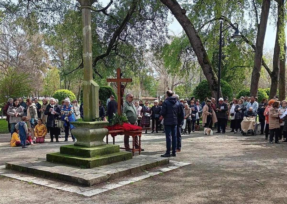 Imagen secundaria 1 - Sanz Montes preside el Vía Crucis en el parque de Isabel La Católica