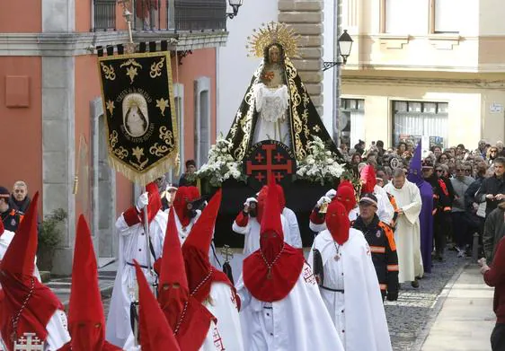 Procesión de la Soledad de María, esta mañana, en Gijón.
