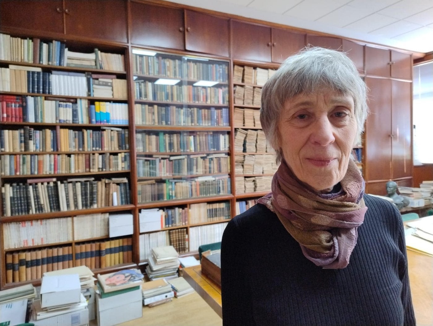 Caroline Lamarche enel archivo histórico deAsturiana de Zinc.