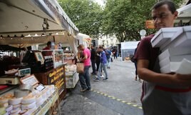 Un puesto de venta de quesos y otros productos portugueses en el Campo Valdés, en una de las primeras ediciones del Arcu Atlánticu, festival que se recupera este verano después de cuatro años sin celebrarse.