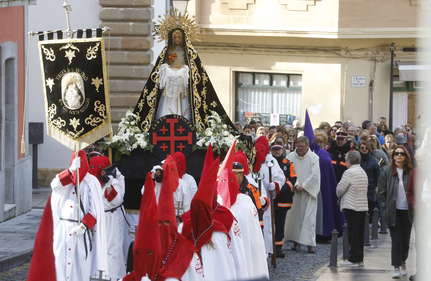 Cimavilla llena sus calles para acompañar a la Soledad