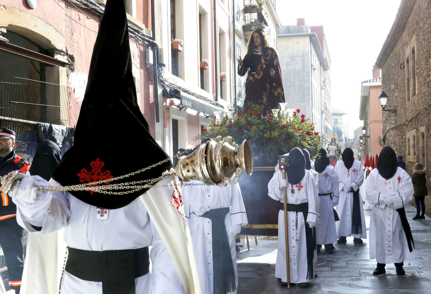 Cimavilla llena sus calles para acompañar a la Soledad