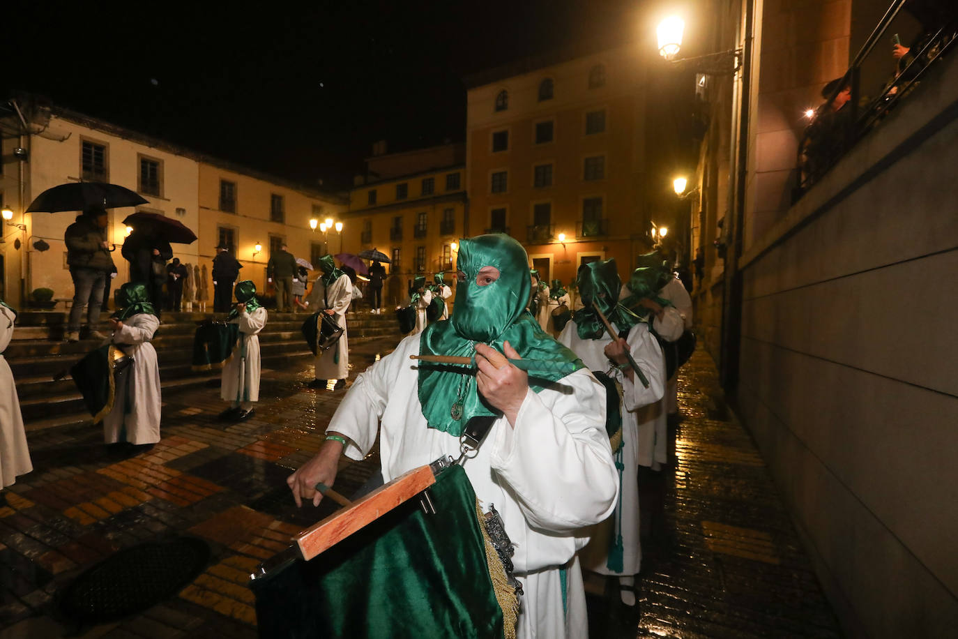 La lluvia permitió procesionar La Resurrección en Avilés