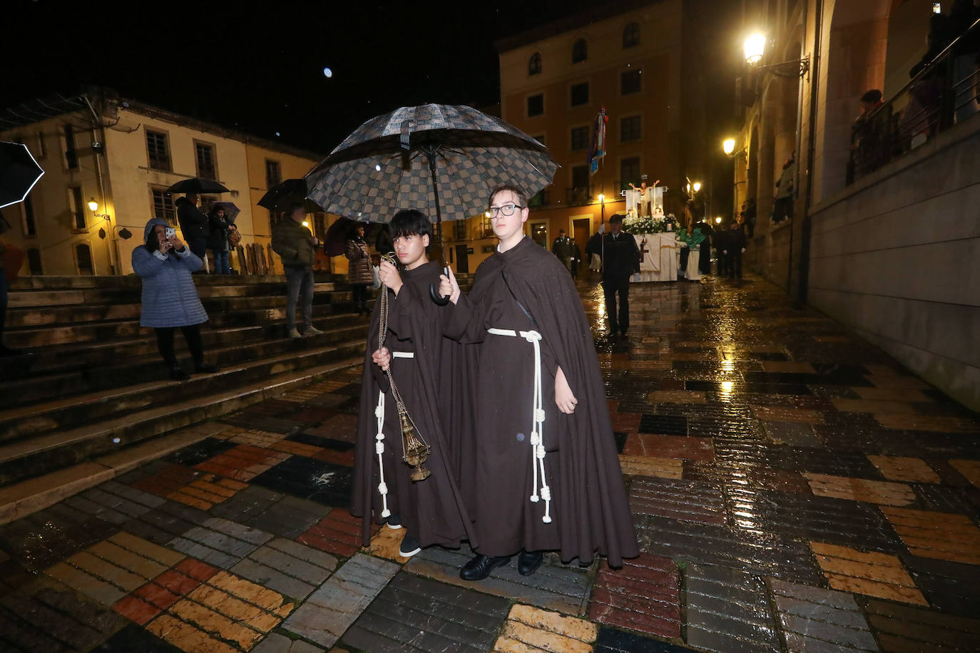 La lluvia permitió procesionar La Resurrección en Avilés