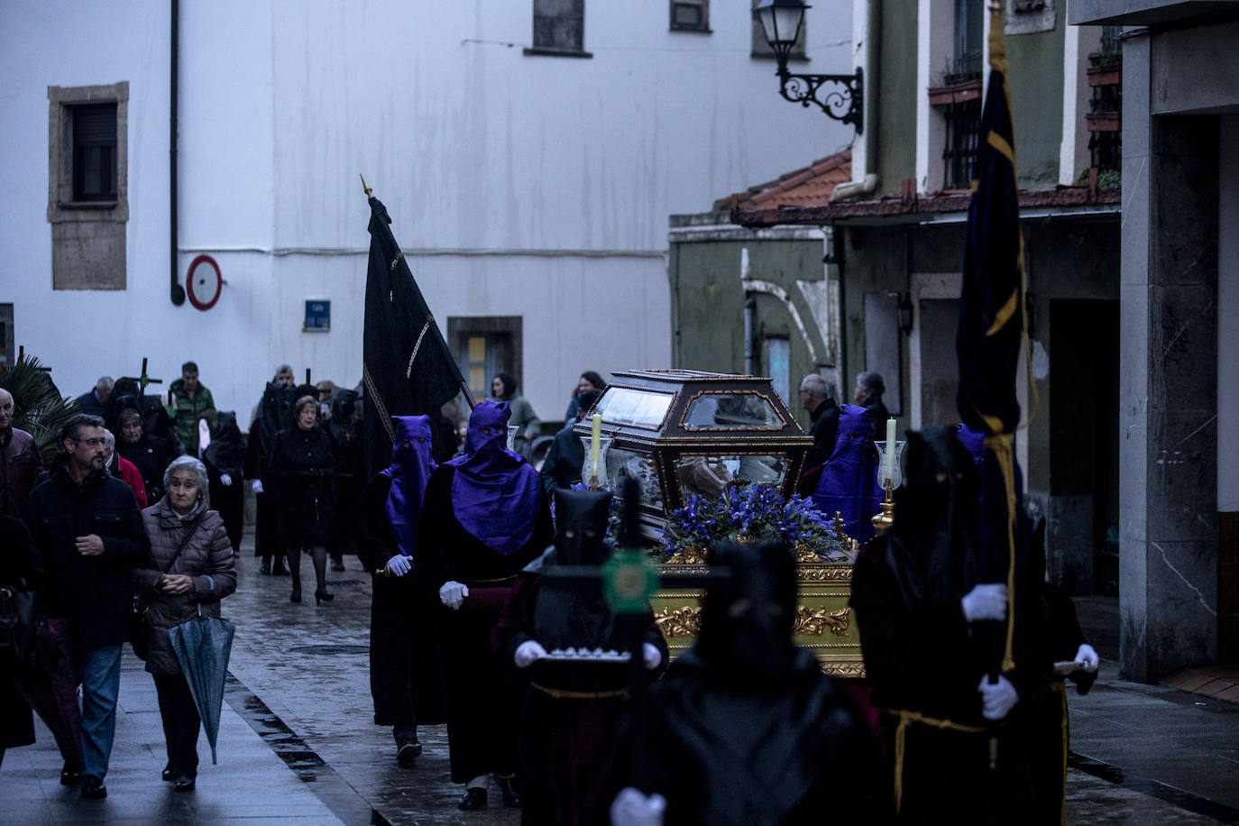 La lluvia respeta el Santo Entierro en Luanco