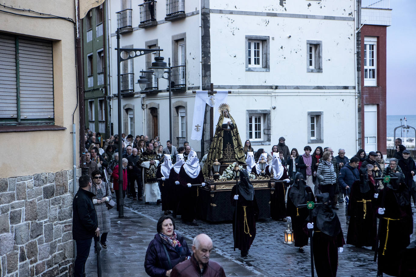 La lluvia respeta el Santo Entierro en Luanco