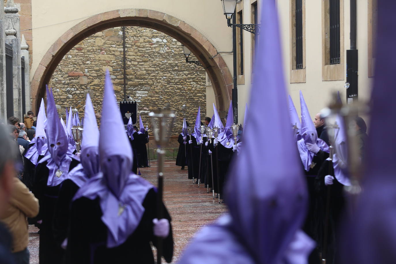 La Soledad procesiona por Oviedo