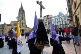 La Soledad procesiona por Oviedo