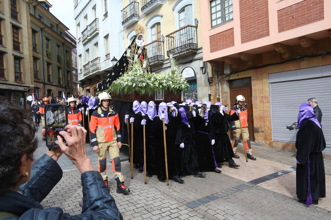 La Soledad procesiona por Oviedo