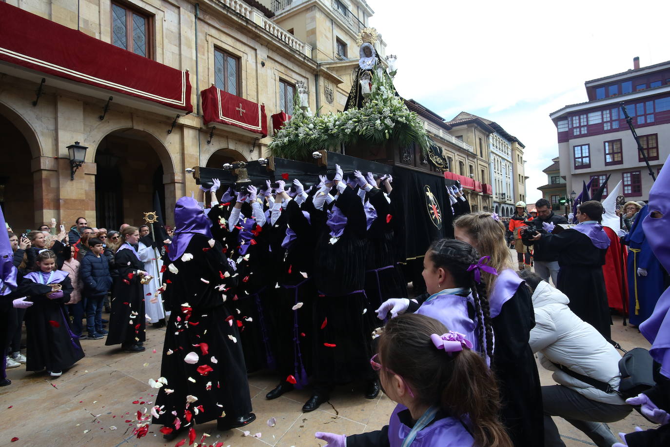 La Soledad procesiona por Oviedo